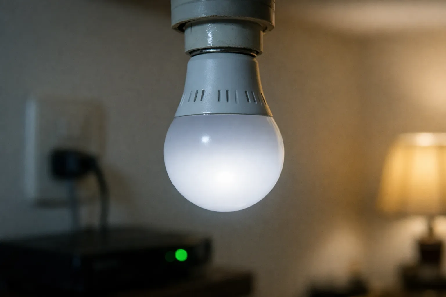 LED-lamp die zwak blijft gloeien nadat hij is uitgeschakeld in een donkere kamer